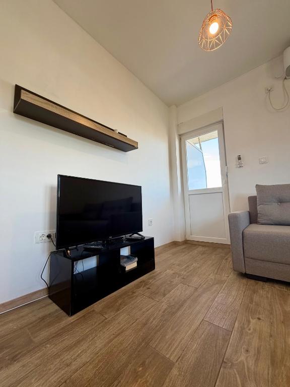 Entire spacious apartment with free parking - 2