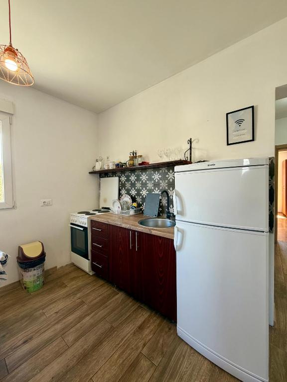 Entire spacious apartment with free parking - 4