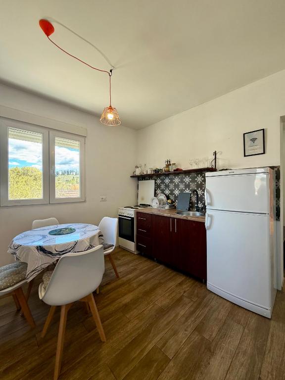 Entire spacious apartment with free parking - 5