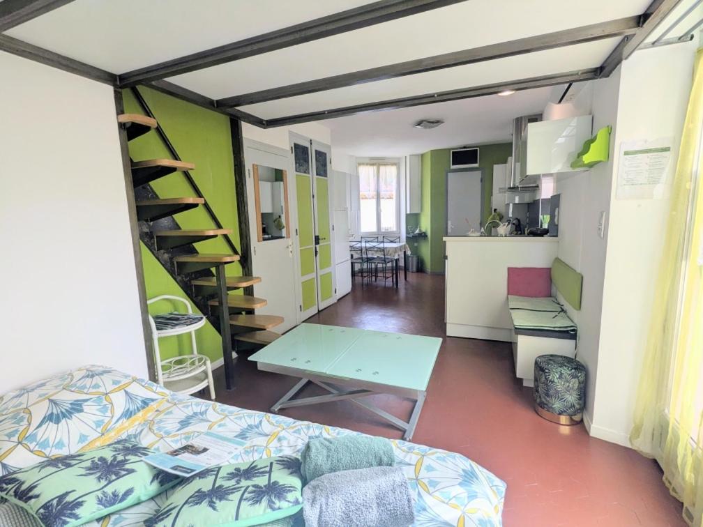STUDIO CLIMATISE avec MEZZANINE au calme avec terrasse et parking idéalement situé pour tout faire à pied ! - 3