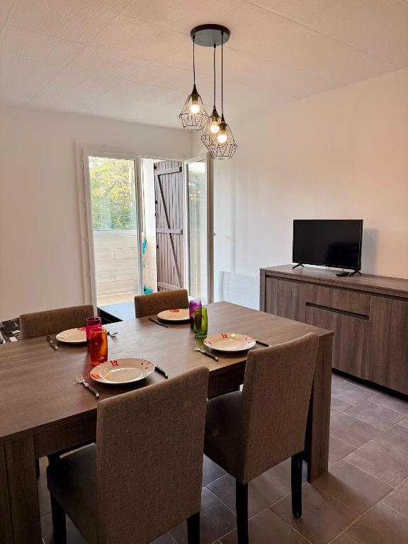 Appartement 2 pièces entièrement rénové et équipé à 150 m de la plage avec parking - 1