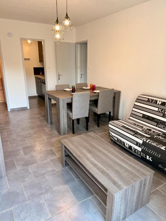 Appartement 2 pièces entièrement rénové et équipé à 150 m de la plage avec parking - 4