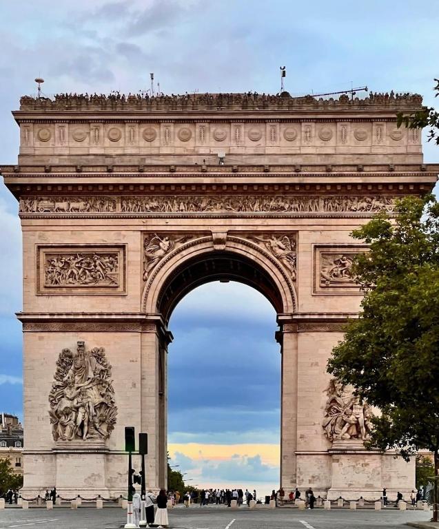 Luxury and Exclusive 130sqm estate 4m ceilings with garden view near Arc de Triomphe and Palais des Congrès - 2