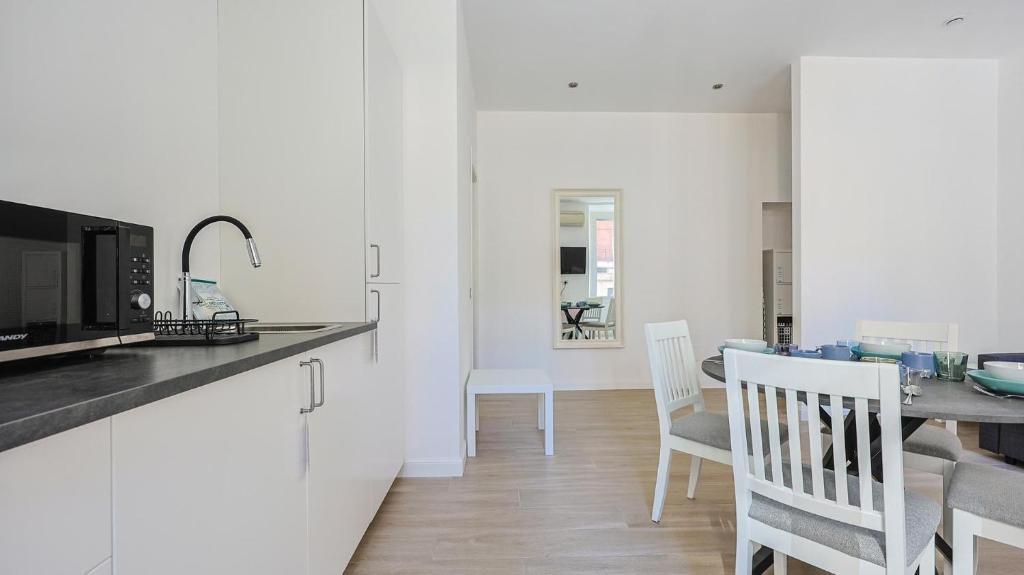 Tuscolana Costantino's Apartment by Rentbeat - 3