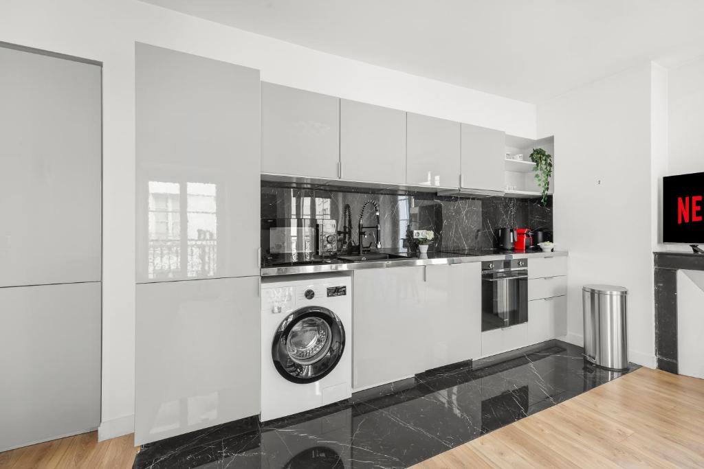 Hôtel de Ville Elegant 1BR Apartment with Netflix - 5