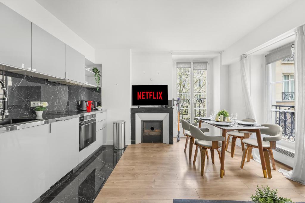Hôtel de Ville Elegant 1BR Apartment with Netflix - 3