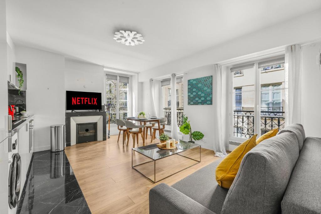 Hôtel de Ville Elegant 1BR Apartment with Netflix - 2