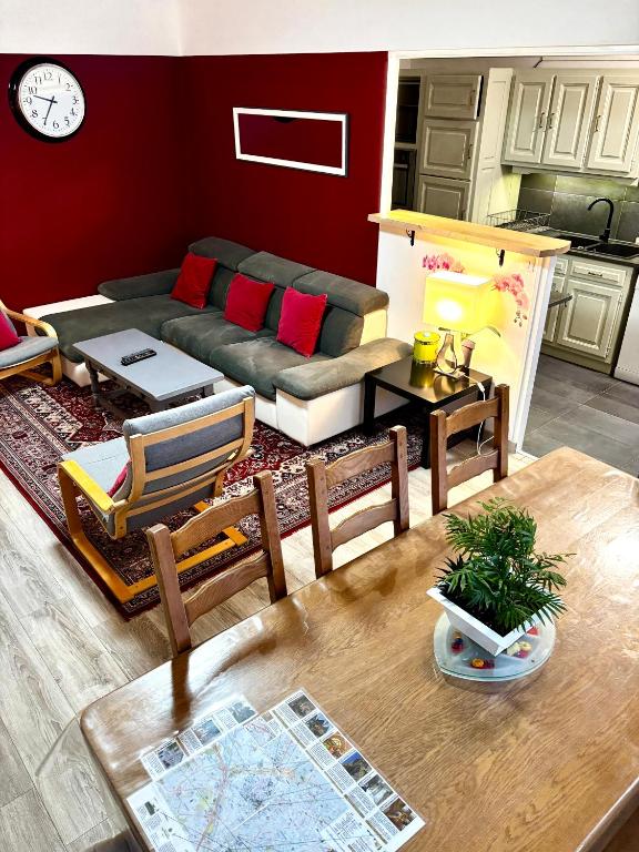 BedinReims "burgundy bottle" 110m2 Exceptional, 4 chambres doubles, 2 bain, free park & wifi, tout équipé - 2