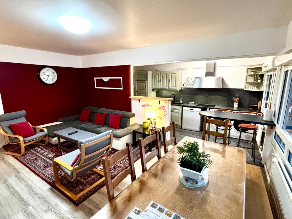 BedinReims "burgundy bottle" 110m2 Exceptional, 4 chambres doubles, 2 bain, free park & wifi, tout équipé - 1