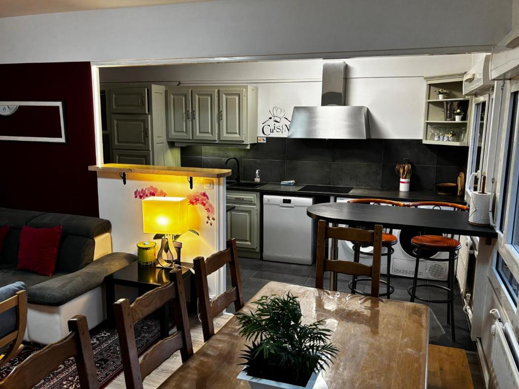 BedinReims "burgundy bottle" 110m2 Exceptional, 4 chambres doubles, 2 bain, free park & wifi, tout équipé - 3