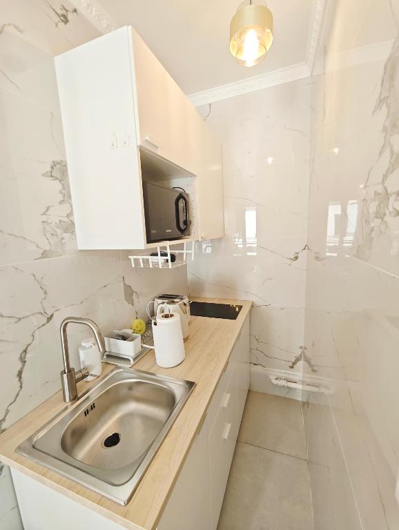 Charming Bright Studio 3 Min Walk to Opéra for 2 - 4
