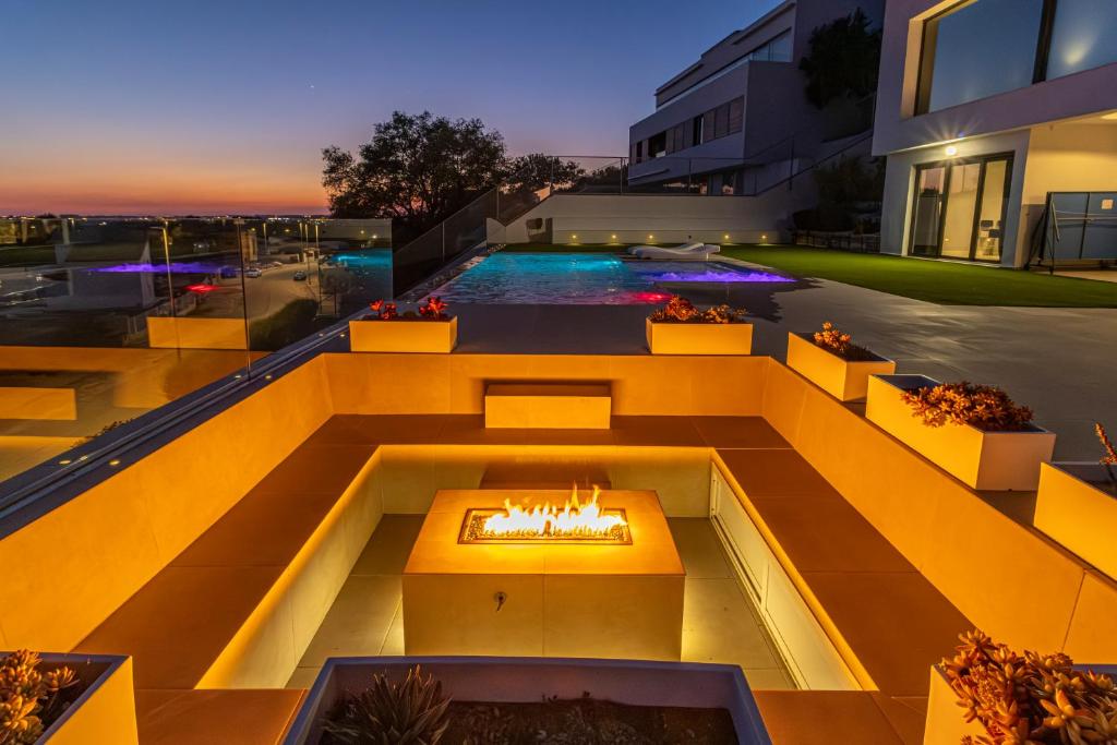 Royal Luxury Apartment with Private Infinity Pool, Hydromassage Area & Fireplace - 4