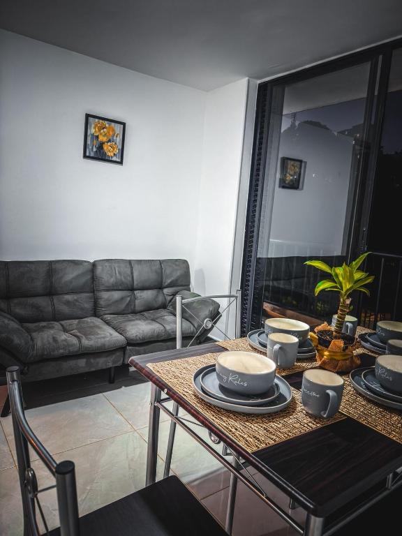 apartamento frente a la clínica Foscal y cerca a centros comerciales - 1
