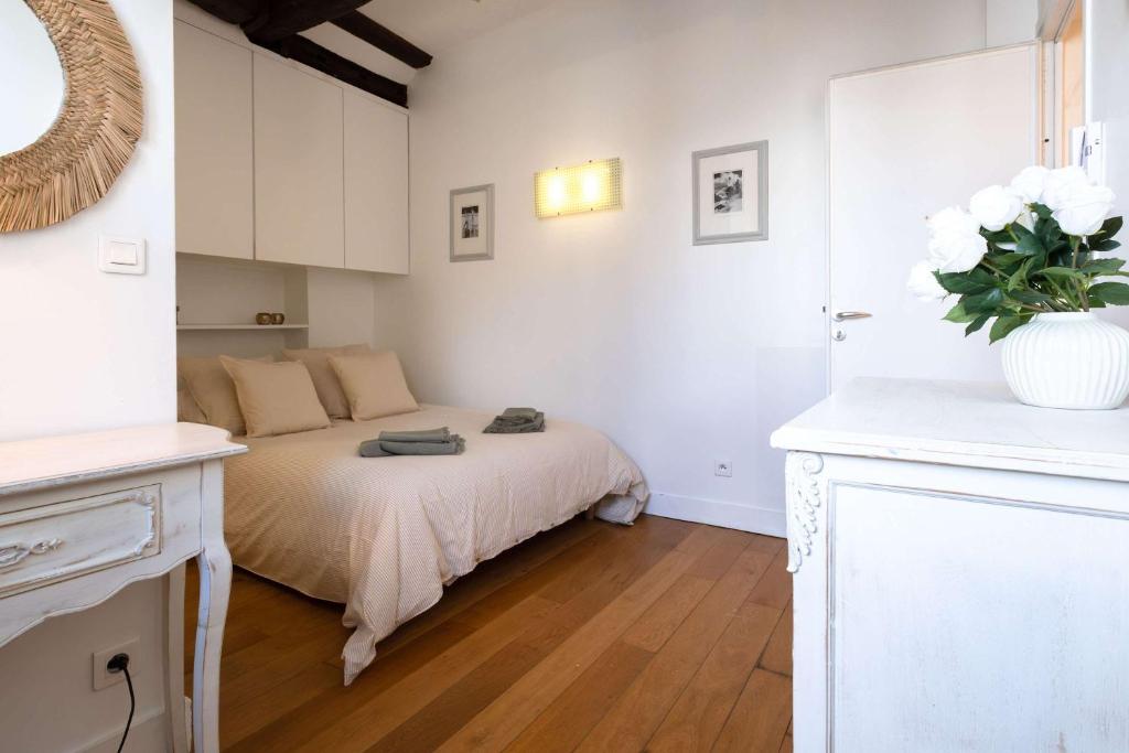 Luxury Top Floor 2BR with Paris Rooftop Views - 3