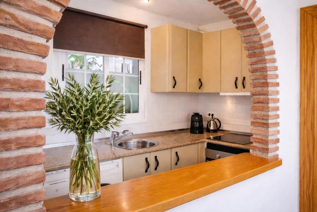 La Amapola, a Little Oasis with Sea View, Pool & Terrace in Nerja - 4