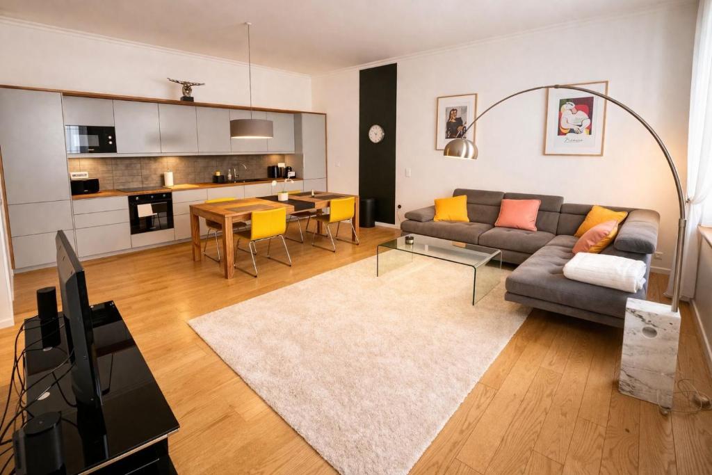 Old Town Antibes Apartment with AC 320m from Beach - 1