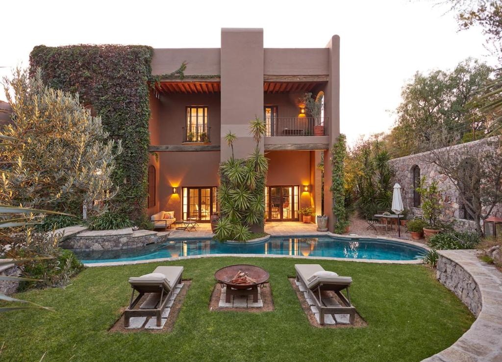 Luxury Hillside Retreat Villa & Panoramic Views - 1