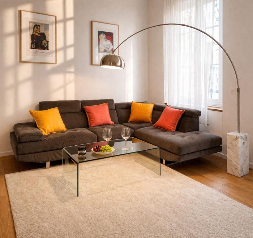Old Town Antibes Apartment with AC 320m from Beach - 2