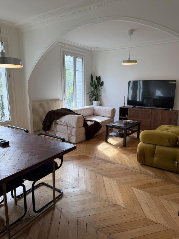 Spacious Designer Apartment near Montmartre - 3
