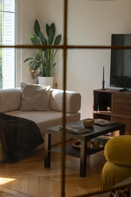 Spacious Designer Apartment near Montmartre - 2