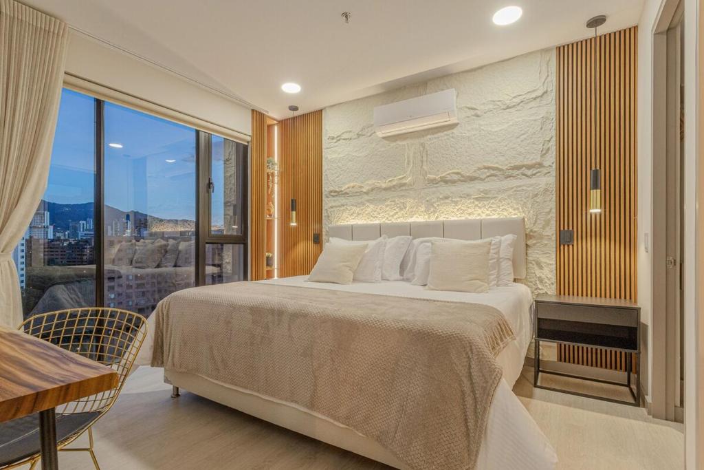 Luxury 2-Bedroom with Balcony & Panoramic City Views in El Poblado - 4