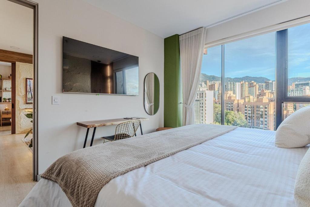 Luxury 2-Bedroom with Balcony & Panoramic City Views in El Poblado - 5