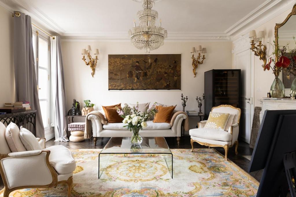 Chic Paris Flat with Balcony & Park Views - 1