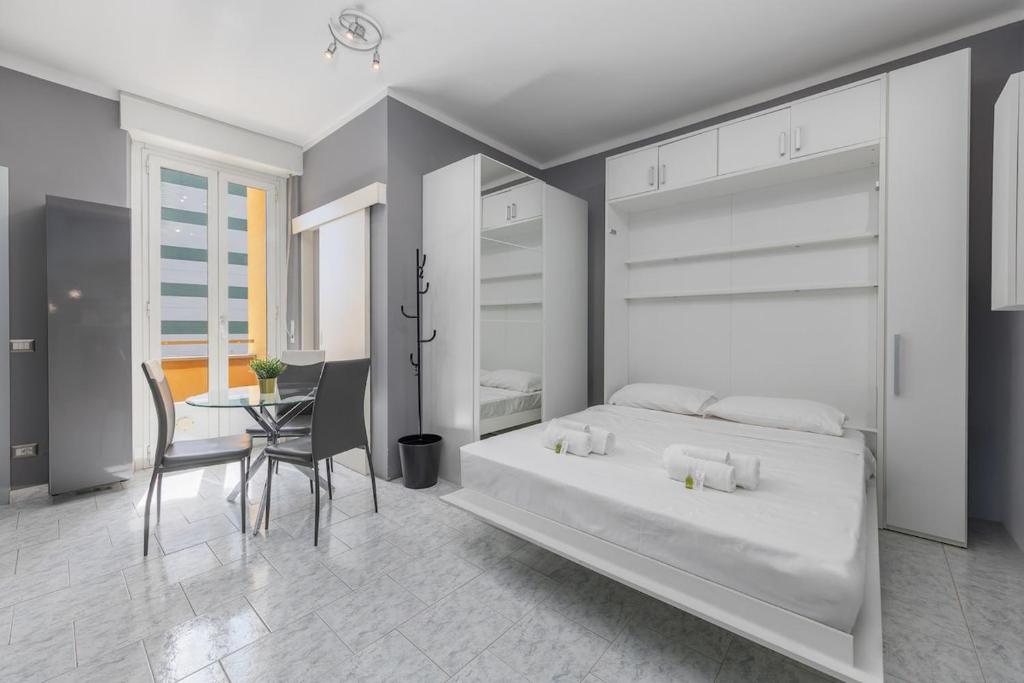2 min to Tram and Bus - 5min to MXP Shuttle - Air Conditioning - Balcony - 2