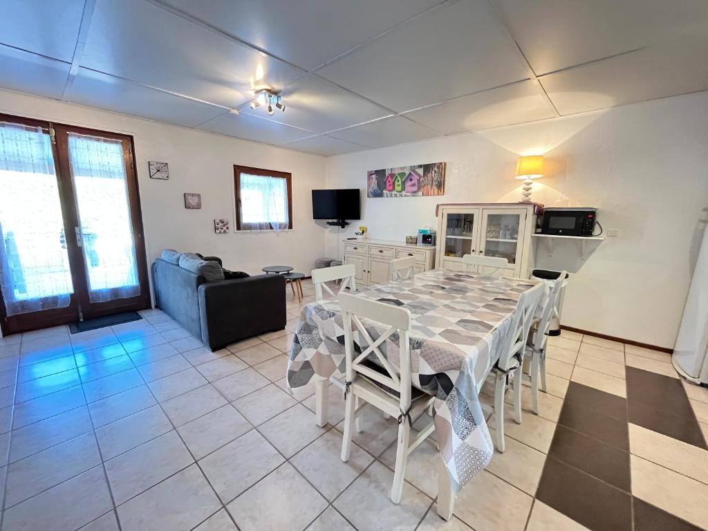Domaine de vacances à 600m de la plage villa 3 chambres climatisées, 7 couchages, WIFI, terrasse, parking, animations et piscines en supplément LRPDSR8 - 2