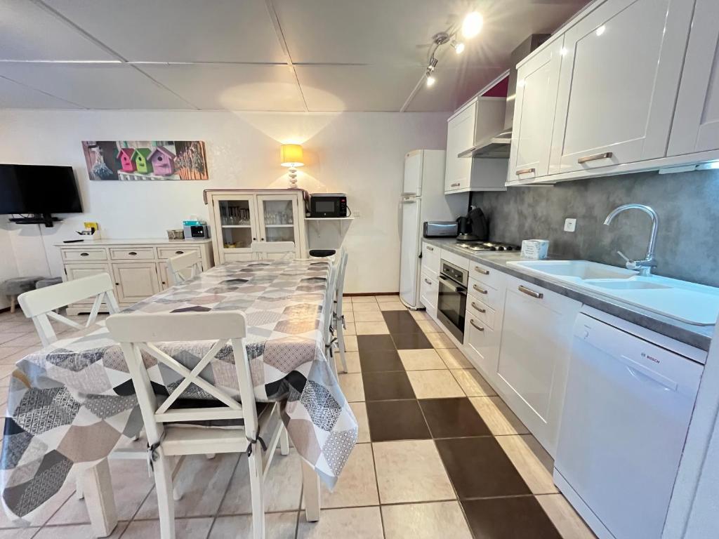 Domaine de vacances à 600m de la plage villa 3 chambres climatisées, 7 couchages, WIFI, terrasse, parking, animations et piscines en supplément LRPDSR8 - 3