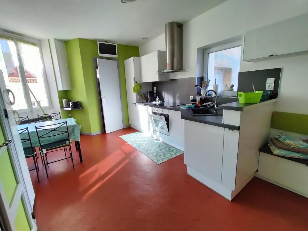 STUDIO CLIMATISE avec MEZZANINE au calme avec terrasse et parking idéalement situé pour tout faire à pied ! - 2