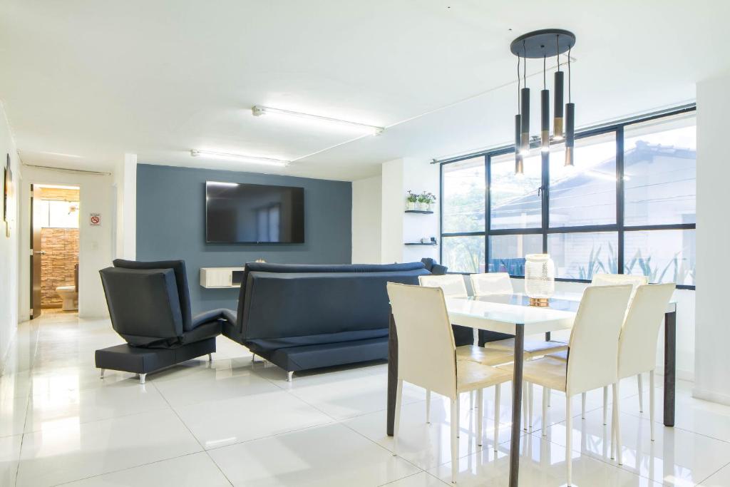 2 bedroom apartment - one block from Lleras park, P1 - 1