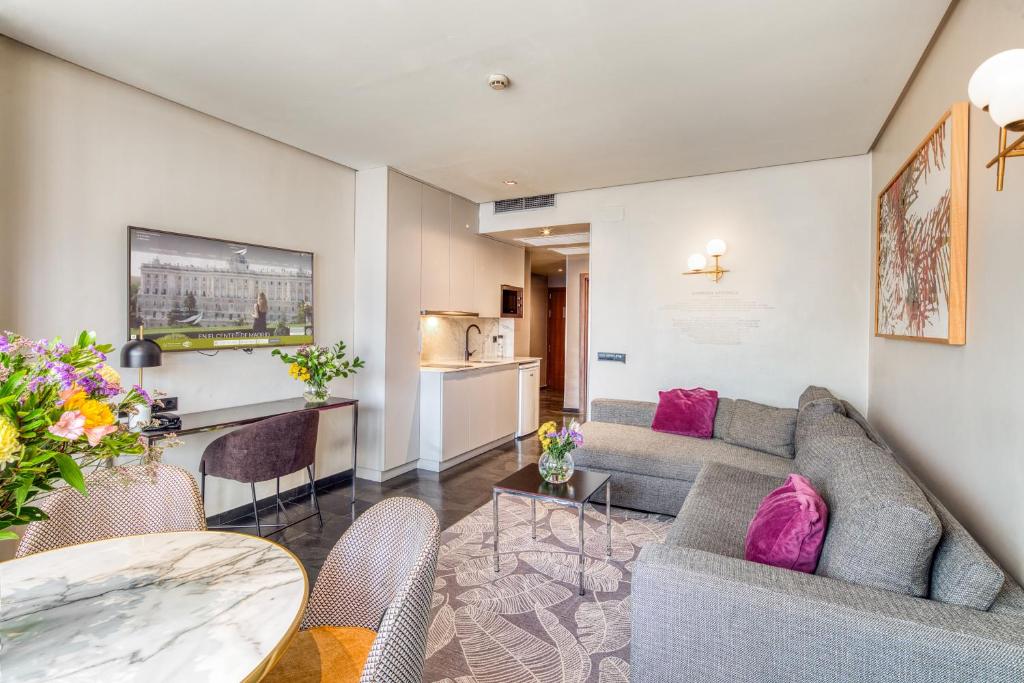 Shared lounge/TV area