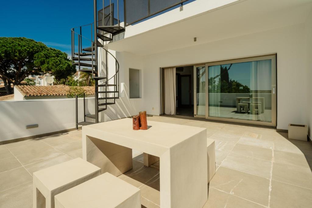 Villa Privada con Piscina y Jardín en Las Chapas, Marbella - 4