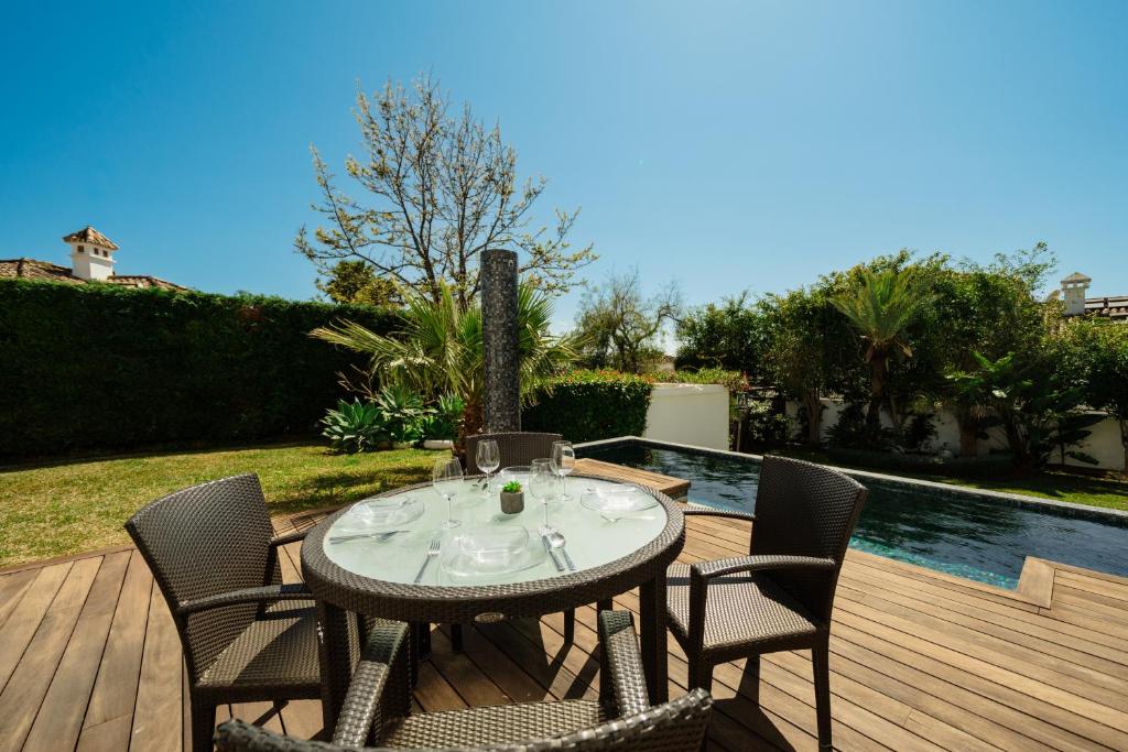 Villa Privada con Piscina y Jardín en Las Chapas, Marbella - 5