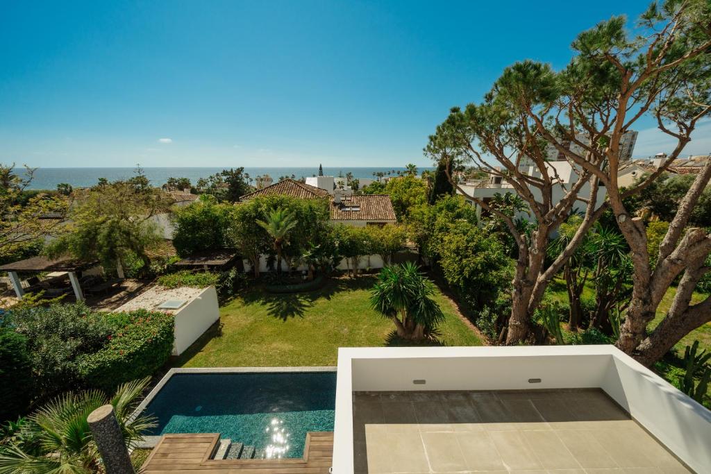 Villa Privada con Piscina y Jardín en Las Chapas, Marbella - 3