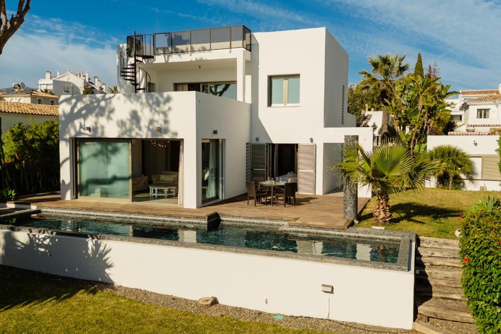 Villa Privada con Piscina y Jardín en Las Chapas, Marbella - 2