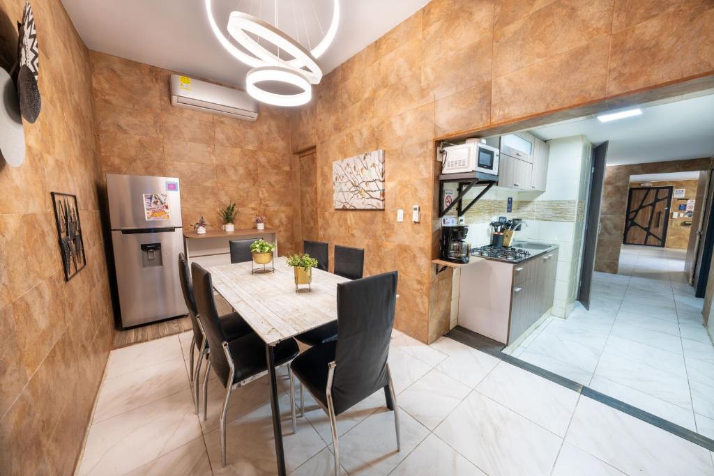 5 Bedroom - 1 Block from Lleras - P2 - 3