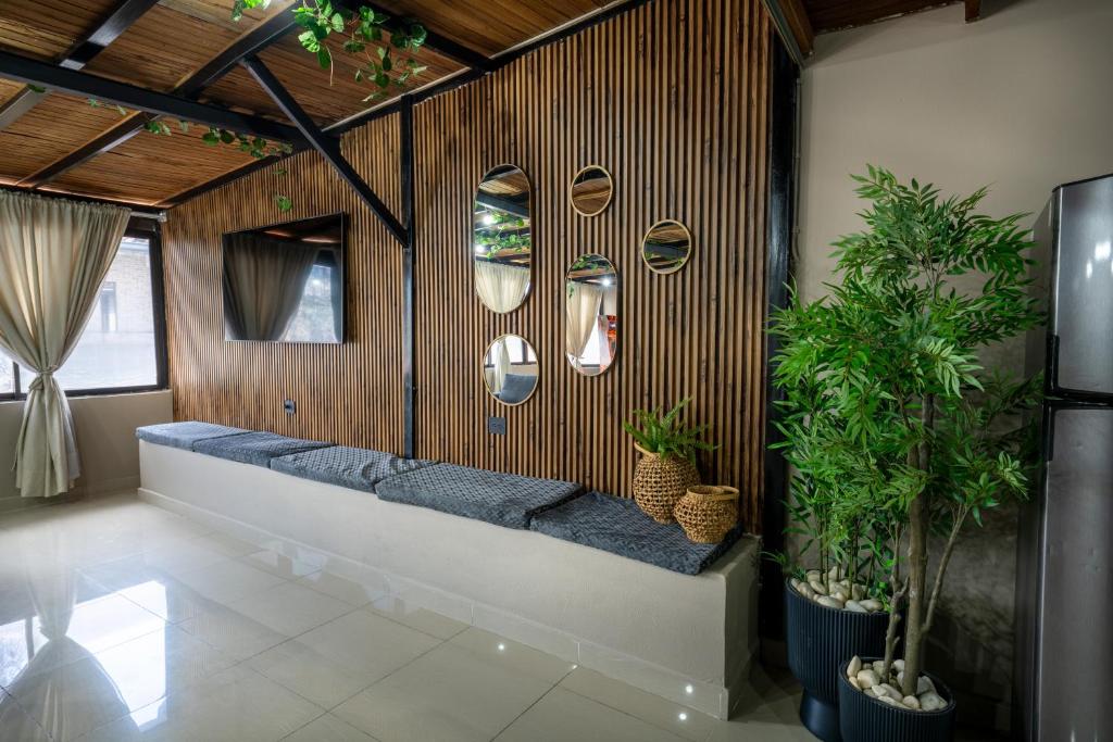 6 bedroom penthouse with pool table- 1 block from Lleras park p4 - 4