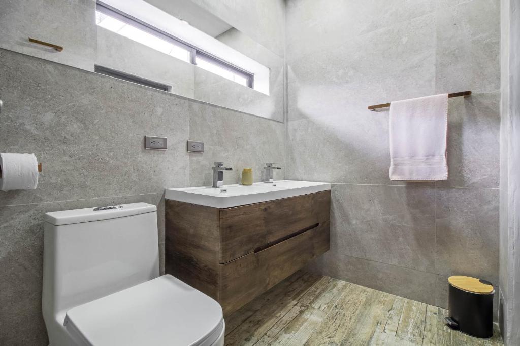 2 bedroom top floor with pool table, 1 block from Lleras park p9 - 4