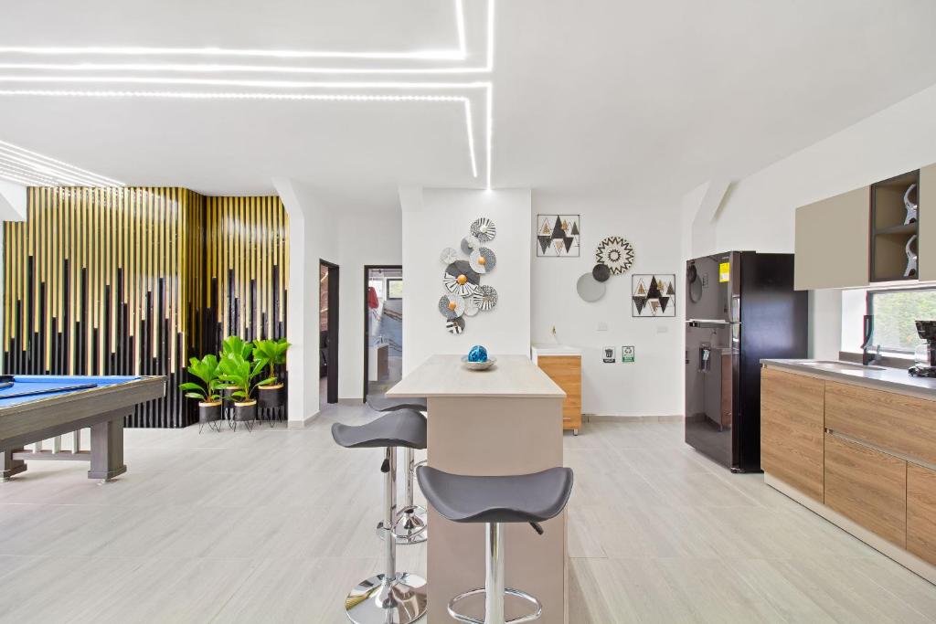 2 bedroom top floor with pool table, 1 block from Lleras park p9 - 5