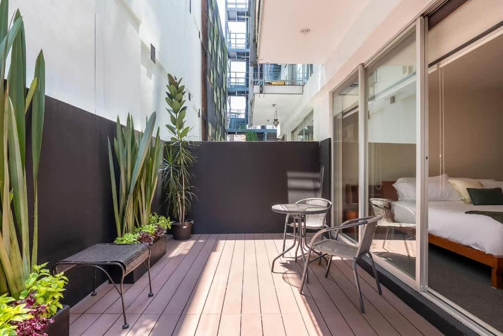Chic 2BR Condo in Condesa steps from Parque Mexico - 1