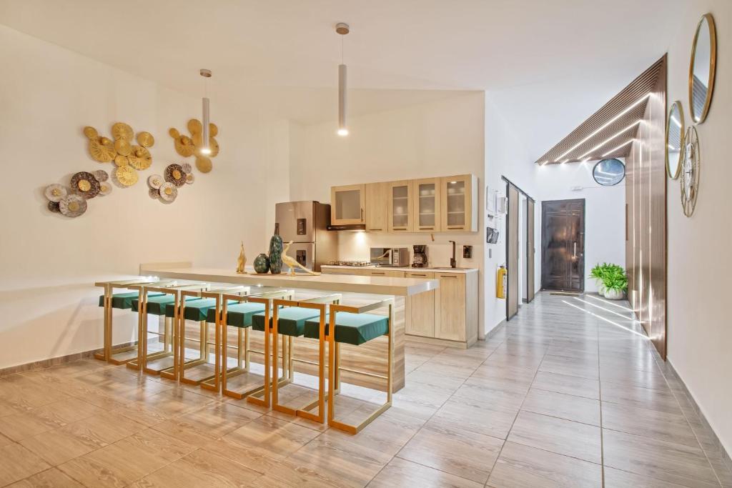 6 bedroom with Jacuzzi 1 block from LLeras P10 - 4