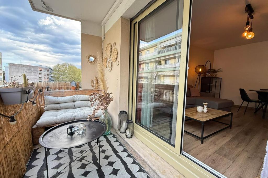 Modern apartment with terrace - ideal location - 2