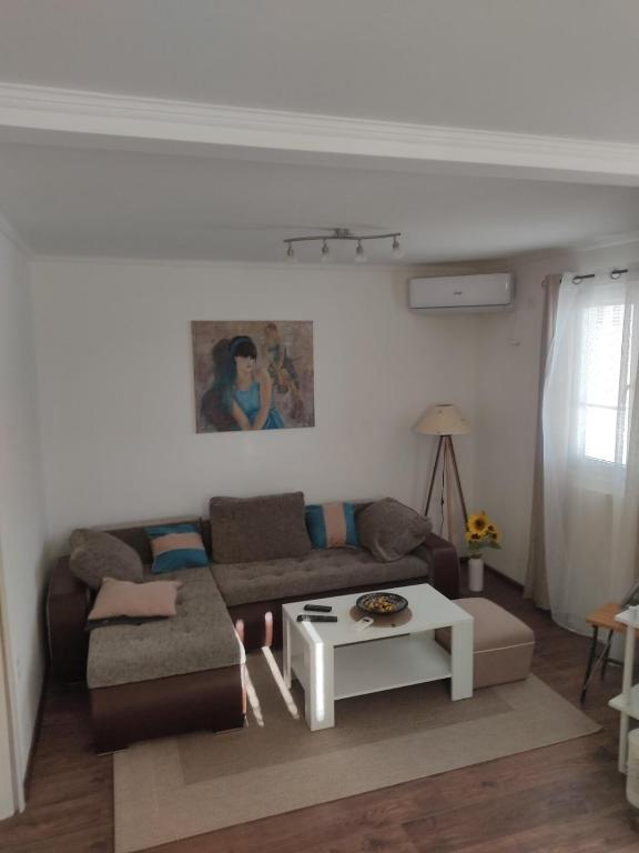 Modern & Cozy 2-Bedroom Getaway in Sutomore - 3