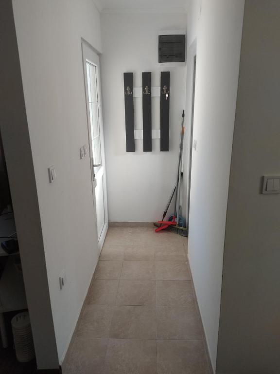 Modern & Cozy 2-Bedroom Getaway in Sutomore - 3