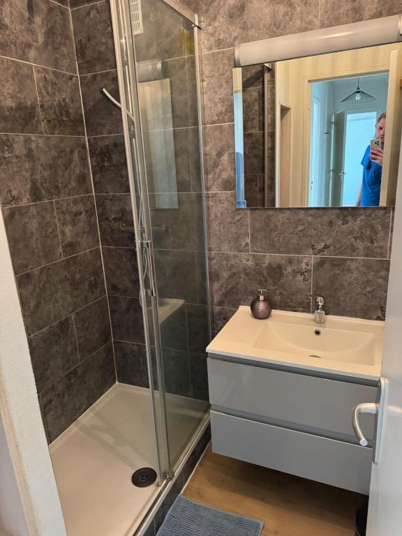 4 bedrooms - 2 bathrooms - Parking and balcony - 3