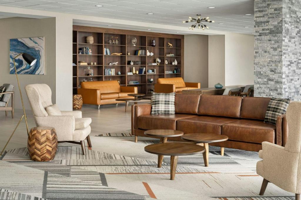 Four Points by Sheraton Oakville フロント・ロビー