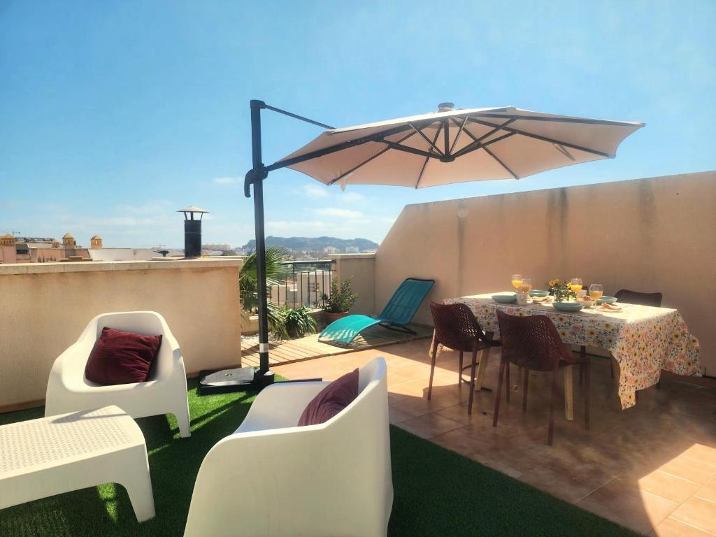 Ático con gran terraza, barbacoa y piscina - 5