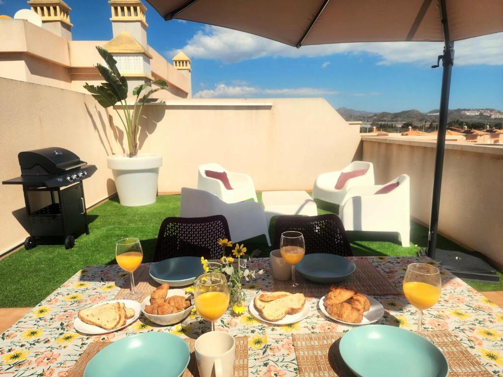 Ático con gran terraza, barbacoa y piscina - 1